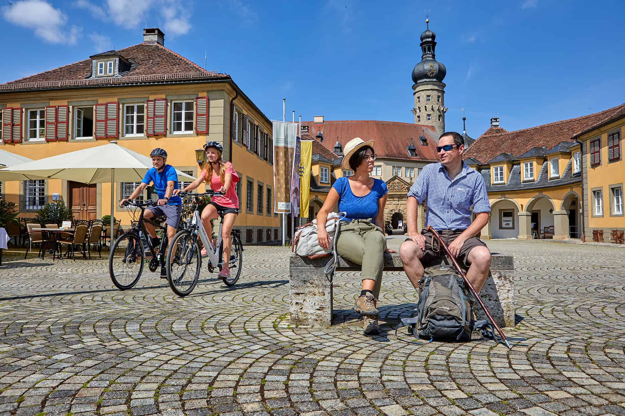 Wanderer Und Radfahrer Auf Dem Marktplatz In Weikersheim